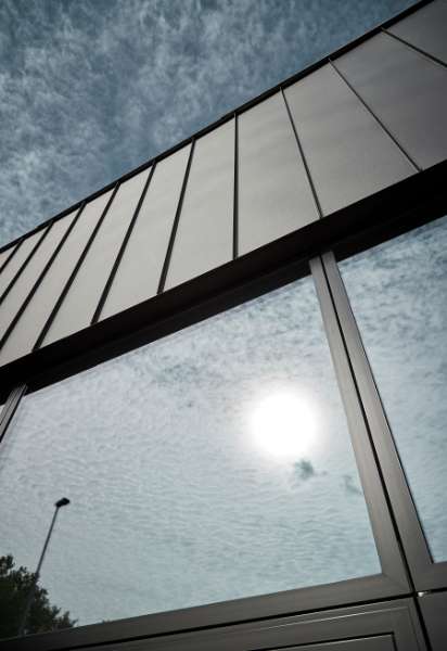 Firmensitz mit Stahlprofilen im robusten „New Yorker Stil“, Ejendomsselskabet Industrivej – Godsbanevej 5, 7400 Herning, Dänemark